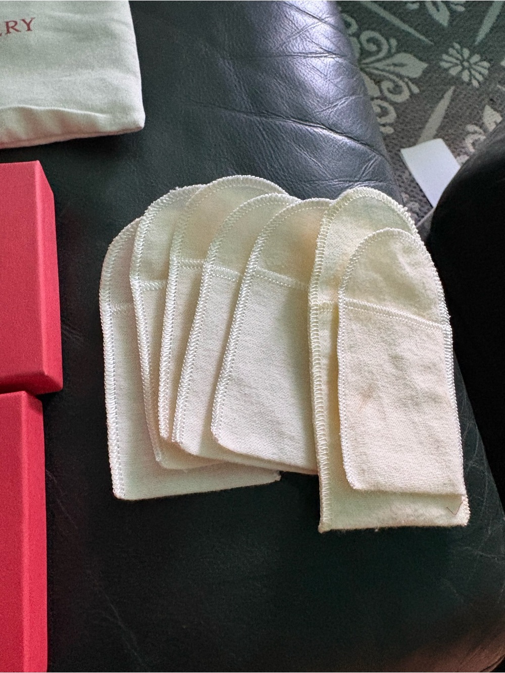 James Avery Red Gift Boxes with Cream Drawstring Pouch - Picture 4 of 4